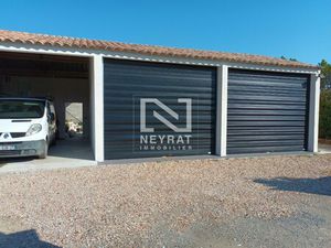 DANS ZONE ARTISANALE MONTAUROUX : LOCAL 50 m2 + 50 à fermer+ HABITATION