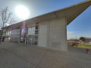 Location local commercial 1 pièces 500m2 Gignac 34150 - 5833 € - Surface Privée