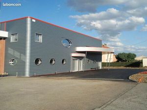 Local commercial 1050m2 Grenade bien agencé à louer 6300 ht h charges /vente de l’ensemble