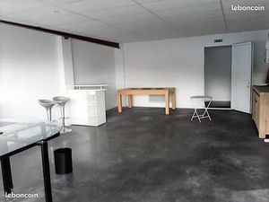 Local 120 M2 proche aéroport