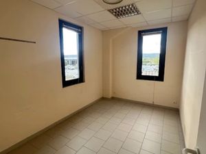 Location locaux professionnels 90 m² à Peyrolles-en-Provence (13860)  900 €