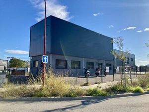 Location local commercial 100m2 Saint-André 66690 - 1200 € - Surface Privée