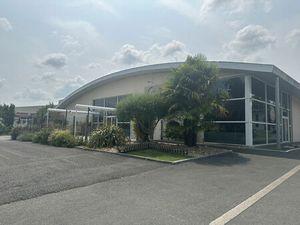 Location local commercial 710m2 Saint-Georges-des-Coteaux 17810 - 7200 € - Surface Privée