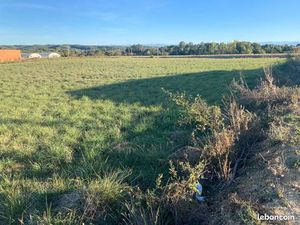 Terrain plat vue sur les Pyrénées