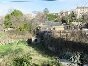 VARAGES 83670 Cabanon sur terrain constructible