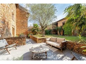 Maison en pierres dorées et sa vue imprenable