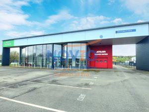 Location locaux professionnels 740 m² à Chatellerault (86100)  4 900 €
