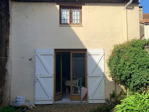 Immeuble de bourg en pierre comprenant 2 logements loués