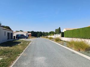 Vente terrain à batir 837 m² à Saintes (17100)  69 000 €