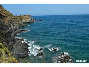 Appartement F2 vide avec balcon face à la mer