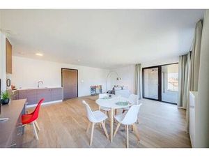 Nouvelle maison de retraite lumineuse avec terrasse spacieus