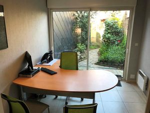 Centre ville avec vitrine  Très bon état général  RDC : bure