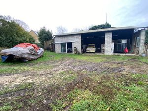 LA FERTE-BERNARD  hangar d'environ 199 m² au sol