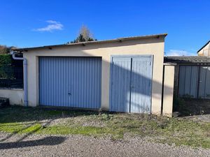 Vente parking / box 1 pièce  67.00m²  Buzet