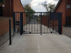 Gilly ... Garages discrets secs sécurisés 0497/465 979