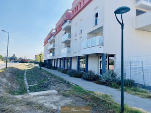 LOCAUX COMMERCIAUX 90 M2 - 3 PARKINGS VEHICULES