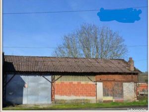 Emplacement commercial avec bâti à rénover