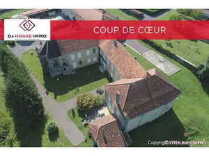 Une parti d'un château magnifiquement rénové m9914-86763