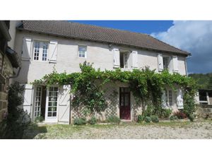 Maison de village avec une grange et terrain