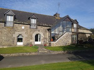 Superbe longère  grands volumes  authenticité  confort..