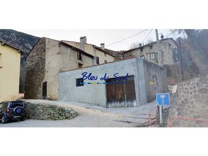 Maison de village à rénover avec grand garage / atelier et ter