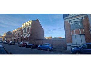 Magnifique terrain à bâtir et garages (faire offre)