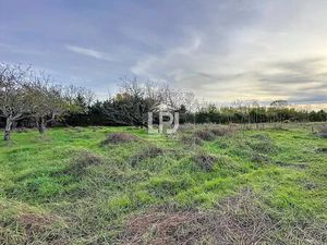 Terrain constructible plat et viabilisé de 1206 m2 dans un environnement verdoyant
