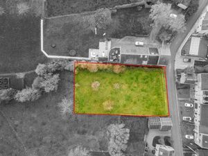 Beau terrain constructible dans le centre d'Hermanne