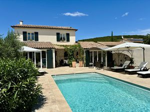 Belle villa avec gîte et piscine.