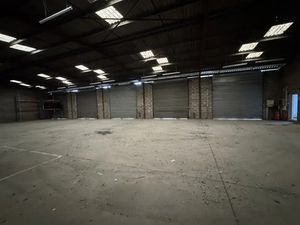 Entrepôt 670m2 et ses 150m2 de bureaux avec terrain cloturé de 2764m2 Cenon