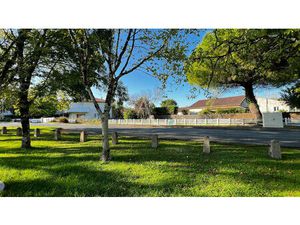 A saisir terrain constructible hyper centre-ville de Médis proche commerces et école