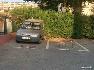 Location parking 7 euros par jours  jour et nuit où 200 euros par mois