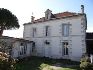 Vente maison 10 pièces 210m2 Épargnes 17120 - 192600 € - Surface Privée