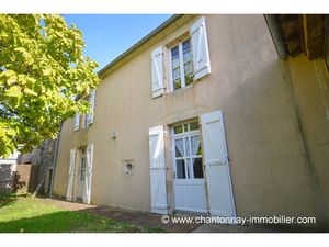 Belle maison ancienne dans bourg à SAINT-GERMAIN-DE-PRINCAY