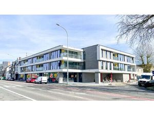 Commercieel gelijkvloers met grote kelder en 4 parkings...