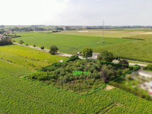 Terrain à bâtir de 3281m2 dans un secteur prisé.