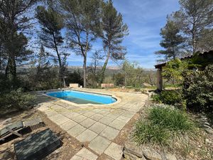 A ventre Maison Type 3/4 Chateauneuf le rouge- piscine.