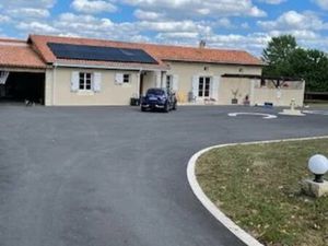 Maison de trois chambres avec piscine  11 hectares de terrain et installations équestres
