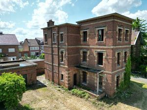 Immeuble de rapport à vendre avec garage et 6 chambres   Enghien (VBB72870)