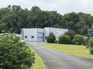 Local commercial avec bureau A LOUER sur la commune de Chass