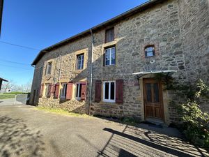 Maison d'habitation élevée sur 2 niveaux avec cour attenante