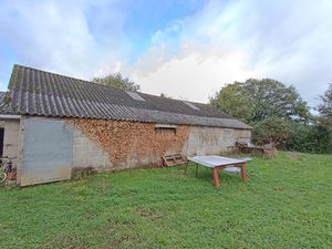 29520 Châteauneuf du Faou Terrain avec bâtis agricole et 1 grange sur 1200 m²