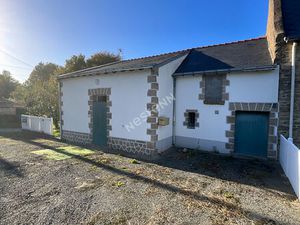 A 2 pas de Ragon  dans un hameau  En VENTE Longère 3 chambres de 95m2 à rénover  jardin !