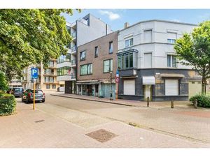 Handelsruimte met ruime woonst te Oostende.