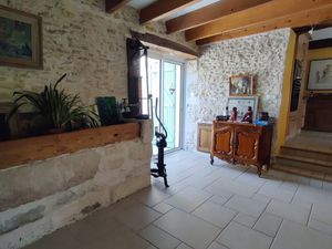 A VENDRE MAISON CHARENTAISE A PROXIMITE DE SAINTES 5 CHAMBRE