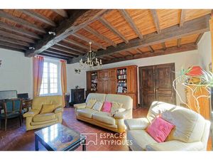 Propriété de charme entre bois et prairies verdoyantes