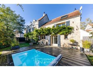Maison Familiale et authentique de 221 m² avec piscine à Montainville