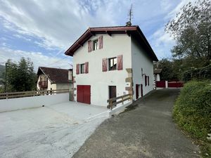 À vendre à ST ETIENNE DE BAIGORRY  proximité bourg  maison d