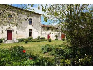 Vente Demeure d'exception à Champdeniers-Saint-Denis (79220) : à vendre / 432m² Champdenie