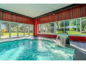 Villa contemporaine d'envergure et sa somptueuse piscine intérieure